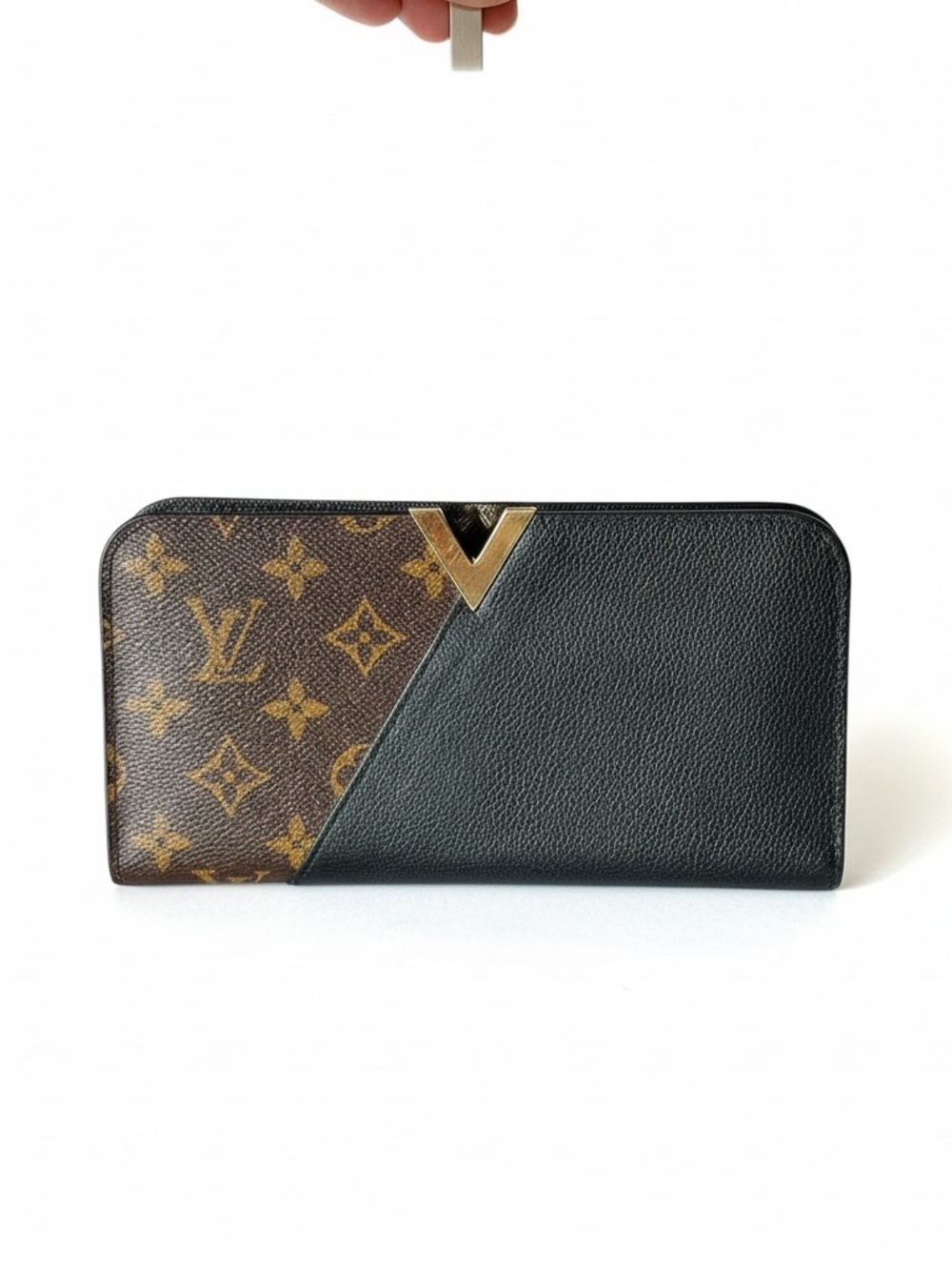 Louis Vuitton
2017 LV Monogram Kimono Wallet - Picture 2 of 10